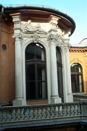 Az udvari homlokzaton a terasz feletti bal oldali szobor
